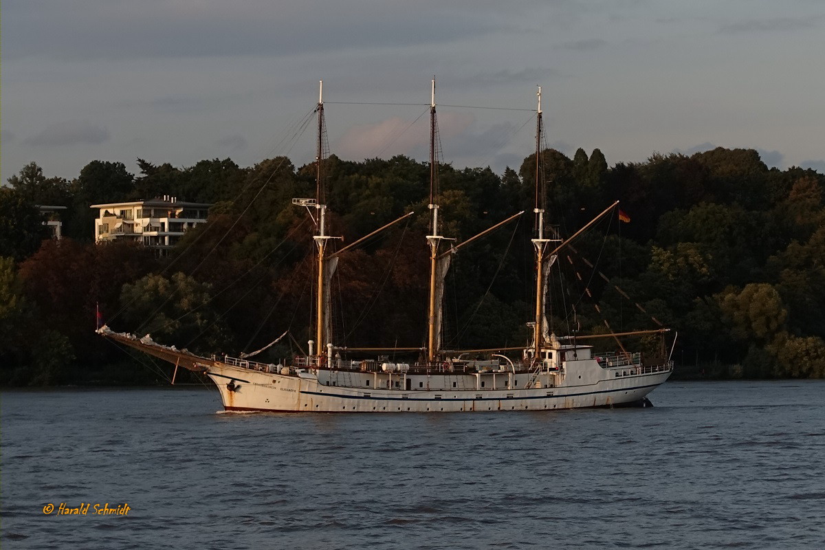 GROßHERZOGIN ELISABETH (IMO 5309413) am 7.9.2020, in der abendlichen Sonne Hamburg unter Motor auslaufend, Elbe Höhe Neumühlen, Begleitschiff bei der Einlaufparade der „PEKING“ / 
Ex-Namen: SAN ANTONIO, ARIADNE / 
Dreimastgaffelschoner, Schulschiff der Jade Hochschule Elsfleth  / BRZ 489 / Lüa 63,7 m, B 8,23 m, Tg 2,7 m / 1 Diesel, 294 kW (400 PS), 7,5 kn / Segelfläche: 1010 m² / gebaut 1909 bei Jan Smit in Alblasserdam, NL, als Frachtsegler mit Diesel-Hilfsmotor /  Eigner seit 1982: Schulschiffverein „Großherzogin Elisabeth“ e. V., Flagge: Deutschland, Heimathafen: Elsfleth /
