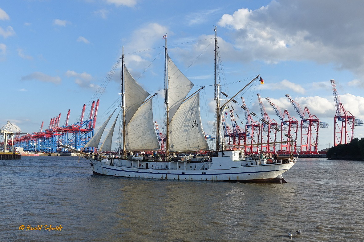 GROßHERZOGIN ELISABETH (IMO 5309413) am 7.9.2020, Hamburg unter Segel einlaufend, Elbe Höhe Neumühlen, Begleitschiff bei der Einlaufparade der „PEKING“ / Ex-Namen: SAN ANTONIO, ARIADNE / Dreimastgaffelschoner, Schulschiff der Jade Hochschule Elsfleth / BRZ 489 / Lüa 63,7 m, B 8,23 m, Tg 2,7 m / 1 Diesel, 294 kW (400 PS), 7,5 kn / Segelfläche: 1010 m² / gebaut 1909 bei Jan Smit in Alblasserdam, NL, als Frachtsegler mit Diesel-Hilfsmotor / Eigner seit 1982: Schulschiffverein „Großherzogin Elisabeth“ e. V., Flagge: Deutschland, Heimathafen: Elsfleth /