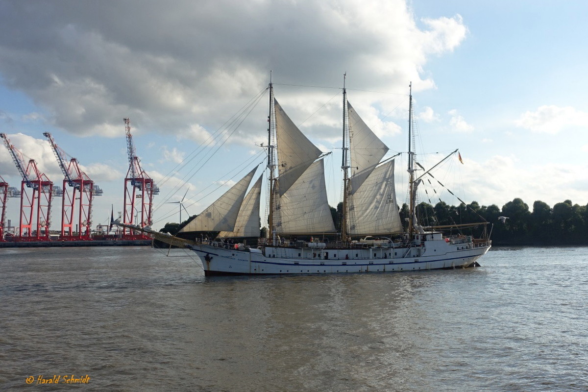 GROßHERZOGIN ELISABETH (IMO 5309413) am 7.9.2020, Hamburg unter Segel einlaufend, Elbe Höhe Neumühlen, Begleitschiff bei der Einlaufparade der „PEKING“ / Ex-Namen: SAN ANTONIO, ARIADNE / Dreimastgaffelschoner, Schulschiff der Jade Hochschule Elsfleth / BRZ 489 / Lüa 63,7 m, B 8,23 m, Tg 2,7 m / 1 Diesel, 294 kW (400 PS), 7,5 kn / Segelfläche: 1010 m² / gebaut 1909 bei Jan Smit in Alblasserdam, NL, als Frachtsegler mit Diesel-Hilfsmotor / Eigner seit 1982: Schulschiffverein „Großherzogin Elisabeth“ e. V., Flagge: Deutschland, Heimathafen: Elsfleth /