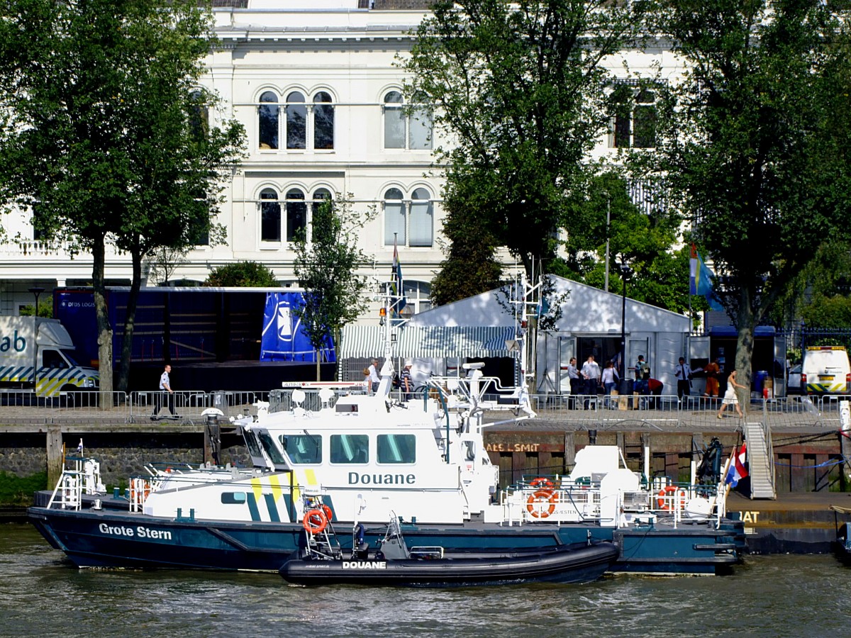 GroteStern(Registriernr:519-95; L=18,8; B=4,8m; 2x550PS; Bj.1995)mit Beiboot im Hafen von Rotterdam; 110902