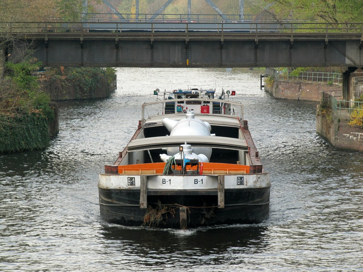 GSL B-1 (25100031 , 51,50 x 7,56m) mit  seinem Schubboot  TUR-M-09 (08348043) am 10.11.2016 im Tek in Berlin-Kohlhasenbrück/Wannsee auf Bergfahrt.