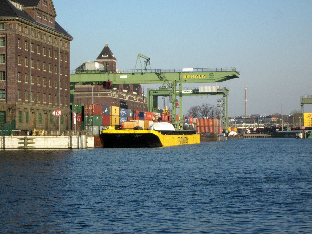 GSL von  Containertaxi  am 25.02.2014 im Berliner Westhafen beladen mit einer Siemens-Gasturbine.