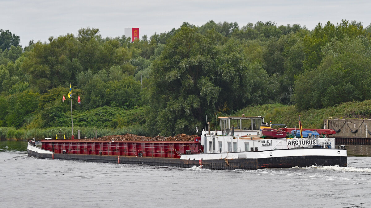 Gütermotorschiff (GMS) ARCTURUS (ENI 4018710) am 11.08.2023 auf der Trave bei Lübeck-Dänischburg