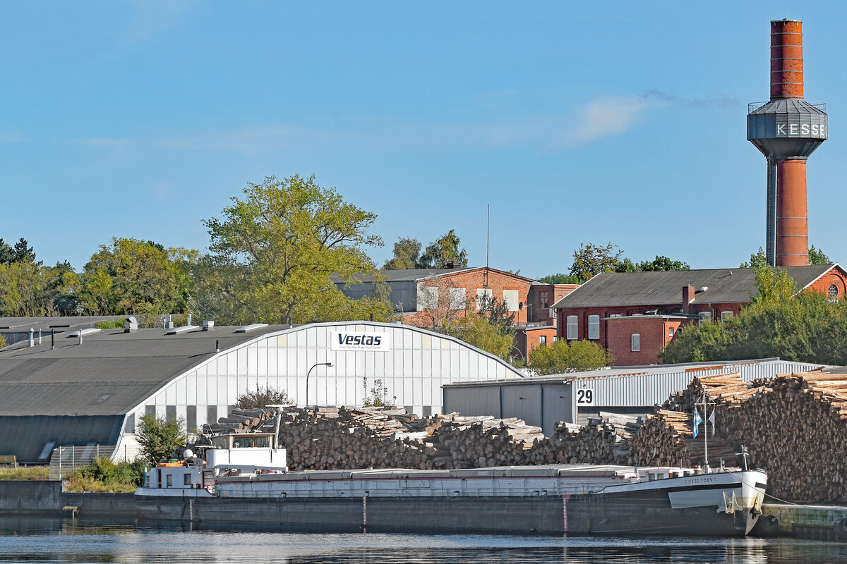 Gütermotorschiff (GMS) CATHARINA (04400550, 80 x 8,2m) am 07.10.2021 im Hafen von Lübeck beim Konstinkai