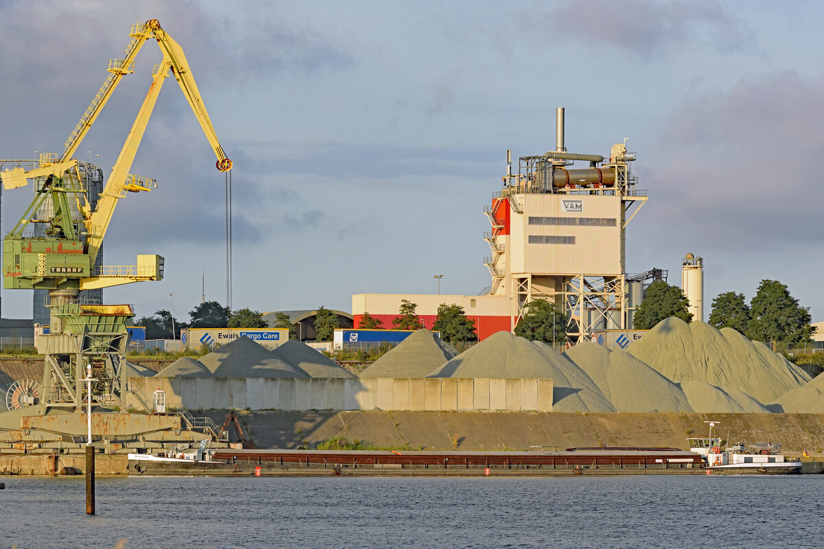 Gütermotorschiff (GMS) FERDINAND (Europa-Nr.: 04001730) am 04.09.2021 beim Lehmannkai 3 in Lübeck