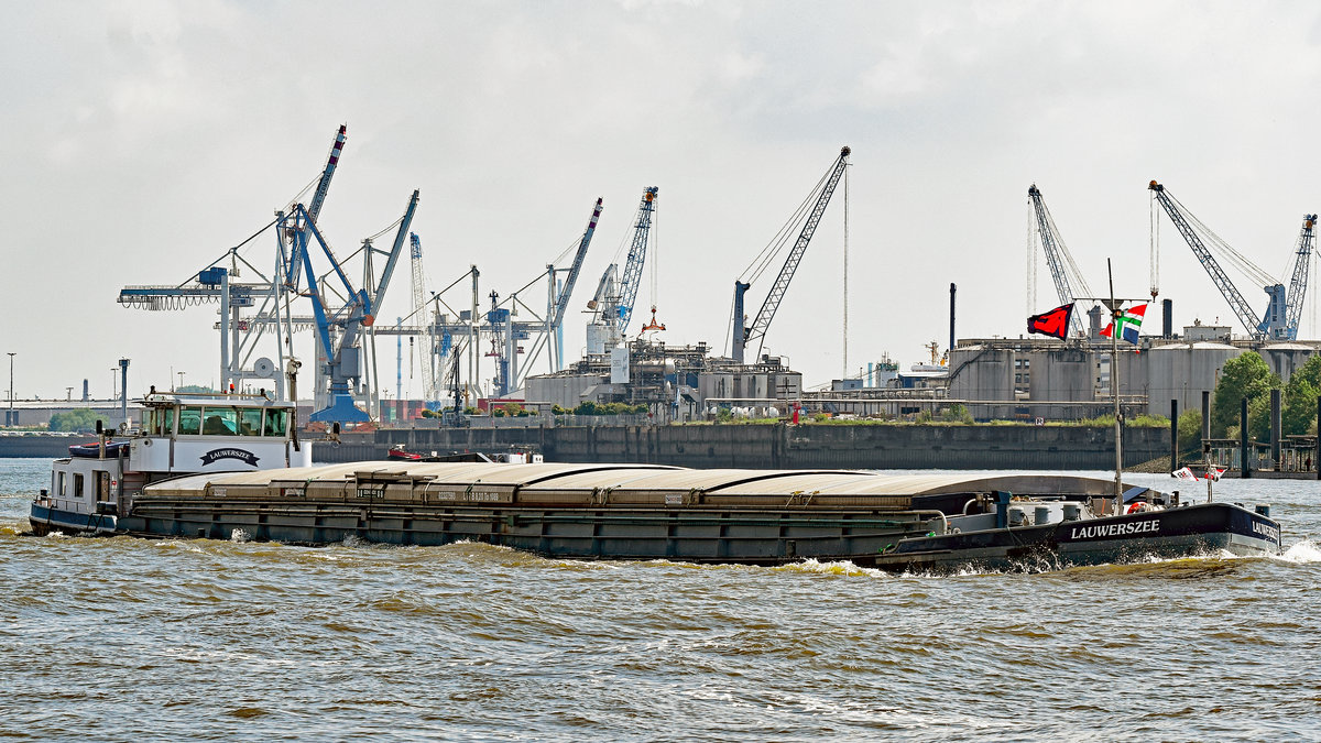 Gütermotorschiff (GMS) LAUWERSZEE (Europa-Nr.: 02327593, MMSI-Nr.: 244870203) am 26.05.2020 im Hafen von Hamburg