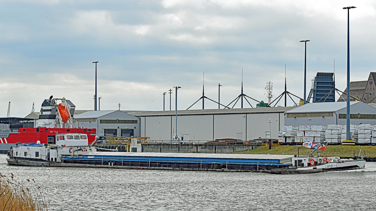 Gütermotorschiff (GMS) LENE-L  ( ENI 04030930) am 07.03.2021 auf der Trave in Höhe Nordlandkai Lübeck auf dem Weg zum ATR-Silo im Vorwerker Hafen.
Ex-Namen: Werdau, Axel, Ursa Major, Aby/Lou
gemeldet in: Prerow,
Länge: 67,00 m,
Breite: 8,19 m,
Tiefgang: 2,35 m,
Tonnage: 919 t,
Maschinenleistung: 420 PS,
Maschine: 8 NVD 36 A,
Baujahr: 1961,
Bauwerft: VEB Rosslauer Schiffswerft.
Bau-Nr: 2878