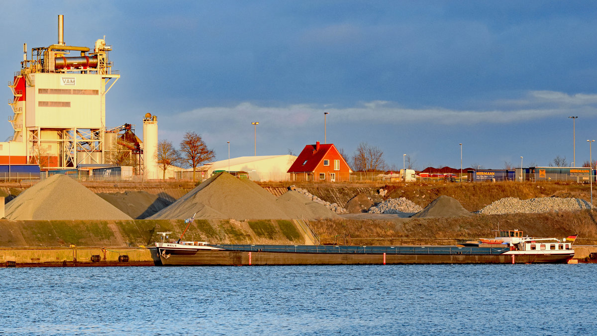 Gütermotorschiff (GMS) WELS (ENI 02313771) am 22.01.2021 im Licht der untergehenden Sonne. Hafen von Lübeck, Trave, Höhe Lehmannkai 3