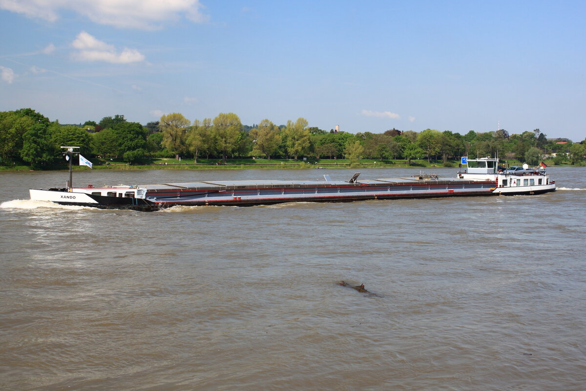 Gütermotorschiff XANDO, ENI: 02313847, Flagge: Deutschland. Rheinaufwärts bei Königswinter am 14.05.2023.