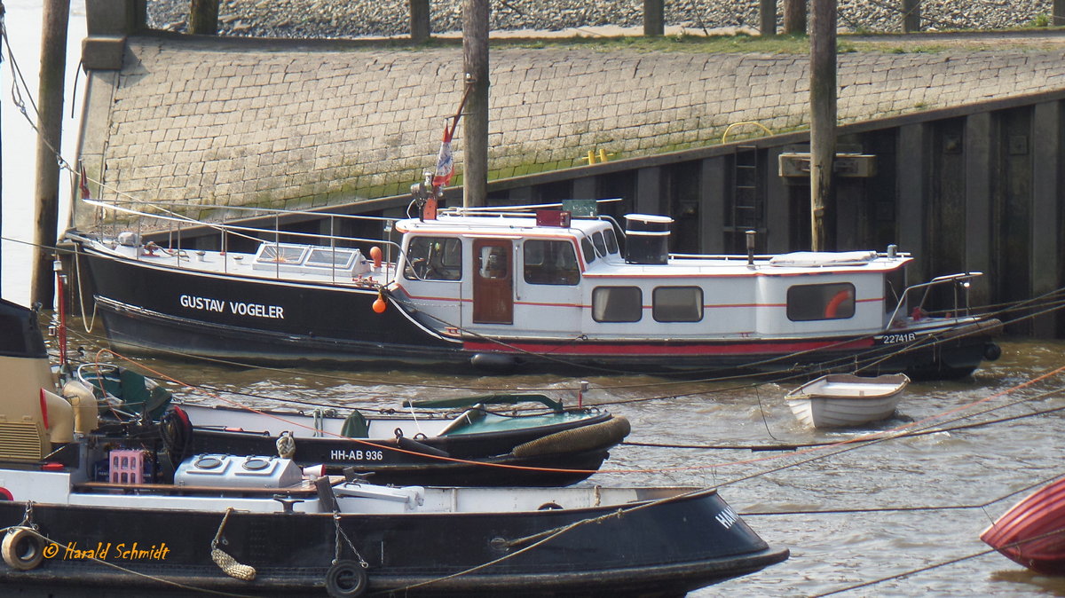 GUSTAV VOGELER am 12.4.2016, Hamburg, Elbe, Museumshafen Övelgönne /
Ex-Namen: M 7, STROM- UND HAFENBAU IV,  LUZERO, 
Barkasse / Lüa 12,7 m, B 2,52 m, Tg 1,15 m / 1 Hanomag-Diesel, 60 PS, Baujahr 1945, 9,3 kn / gebaut 1918 als M 7 für die WS Hamburg bei Heidtmann-Werft in HH-Kaltehofe / 1933 an Strom- und Hafenbau, STROM- UND HAFENBAU IV, 1953 umbenannt GUSTAV VOGELER / 1969 Privat nach Köln, umbenannt in LUZERO / 2015 zurück nach Hamburg, GUSTAV VOGELER, Liegeplatz Museumshafen Övelgönne /
