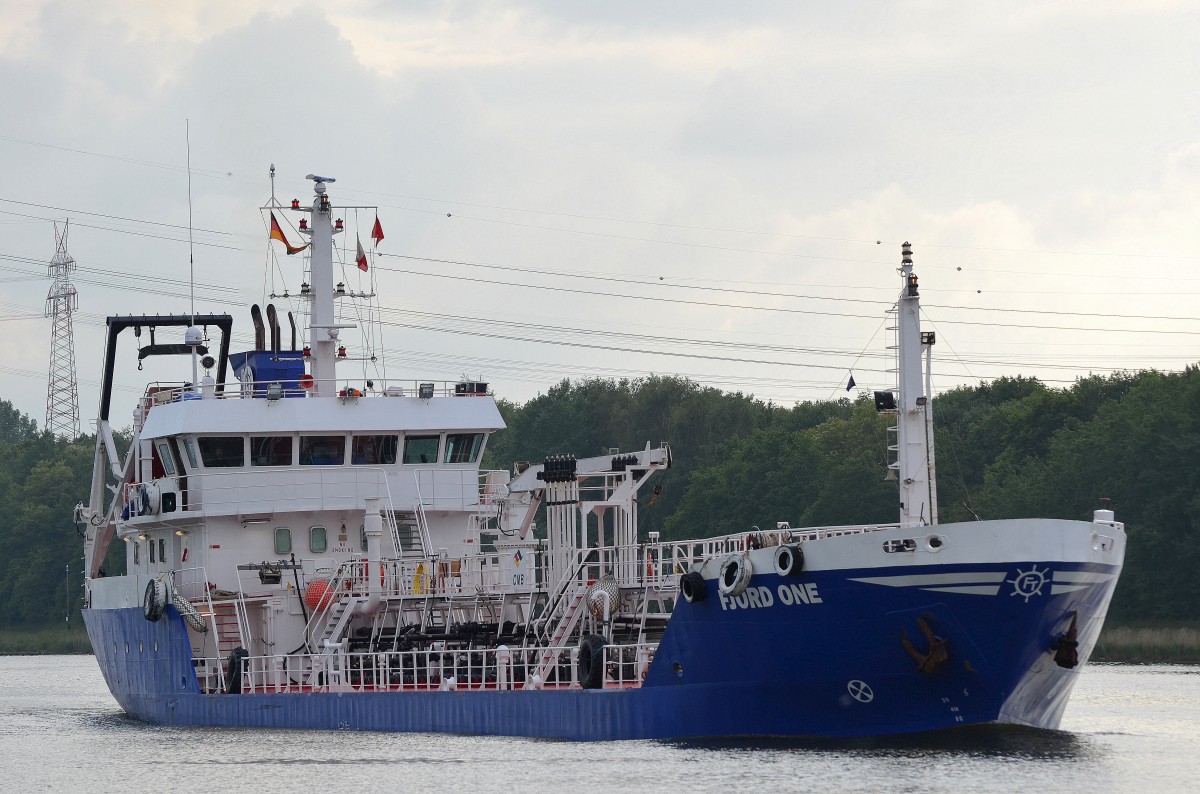 Habe ich auch schon öfter erwischt Tanker Fjord One IMO-Nummer:9280110 Flagge:Schweden Länge:68.0m Breite:10.0m Baujahr:2003 Bauwerft:Gemyat Shipyard,Istanbul Türkei hier am 01.06.14 im Nord-Ostsee-Kanal bei Rade.