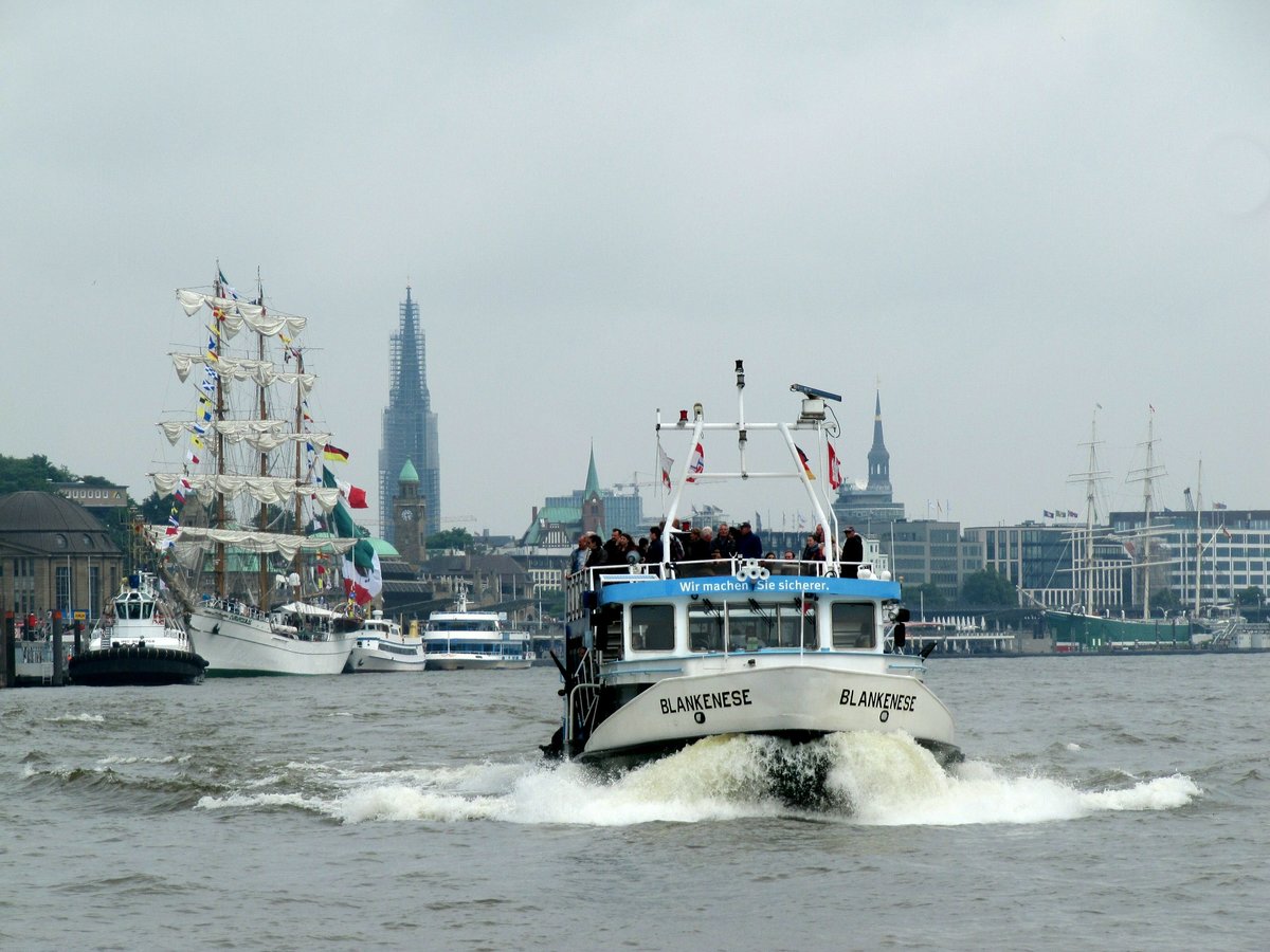 Hadag-Fähre Blankenese (L 26,45m , B 6,44) am 17.06.2016 auf der Norderelbe im Hamburger Hafen auf Talfahrt kurz vor dem Erreichen des Anlegers Fischmarkt. 