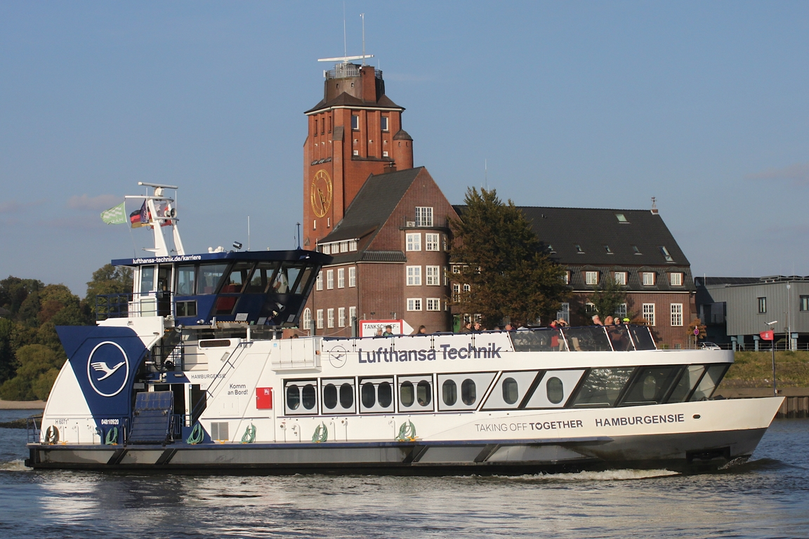 Hadag Hafenfähre HAMBURGENSIE (ENI 04810920); Eigner/Betreiber: Hadag; Datum: 02.10.2025; Aufnahmeort: Elbe/Hafen Hamburg, Deutschland. Das Bild zeigt die HAMBURGENSIE mit dem Seemannshöft im Hintergrund.