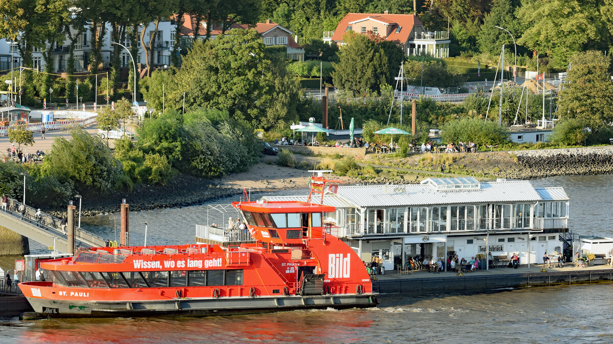 HADAG-Hafenfähre ST.PAULI (ENI  05116250) am 02.09.2022 beim Anleger Teufelsbrück