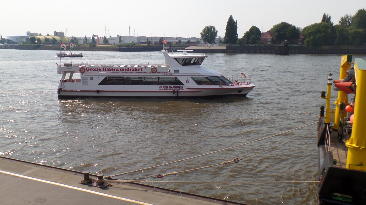 HAFEN HAMBURG (ENI 05612600) am 4.7.2015, Hamburg, Elbe vor den Landungsbrücken /
ex MIN HERZING / 
Binnenfahrgastschiff  / Lüa 26,1 m, B 6,4 m, Tg 1,3 m / 1 MAN Diesel, 250 kW / max. 200 Pass. / 1995 bei Deutsche Binnenschiffswerften GmbH, Berlin /
