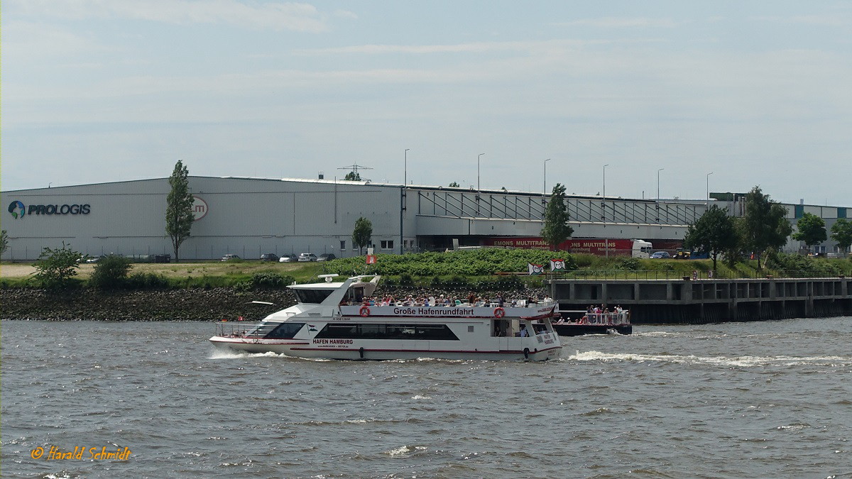 HAFEN HAMBURG (ENI 05612600) am 14.6.2019, Hamburg, Elbe Höhe Steinwerder /

Ex-Name MIN HERZING / 

Binnenfahrgastschiff  / Lüa 26,1 m, B 6,4 m, Tg 1,3 m / 1 MAN Diesel, 250 kW / max. 200 Pass. / 1995 bei Deutsche Binnenschiffswerften GmbH, Berlin /
