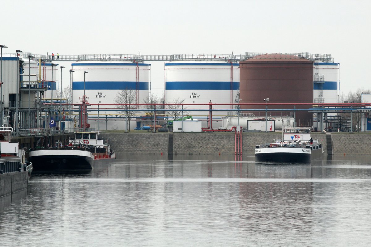 Hafen Magdeburg Becken II am 13.03.2017. TMS Dettmer Tank 79 (links , 04012090 , 100 x 9m) löscht seine Ladung , TMS Dettmer Tank 122 (02336974 , 85,95 x 9,60m) ist gerade angekommen und bewegt sich langsam Richtung Liegeplatz.