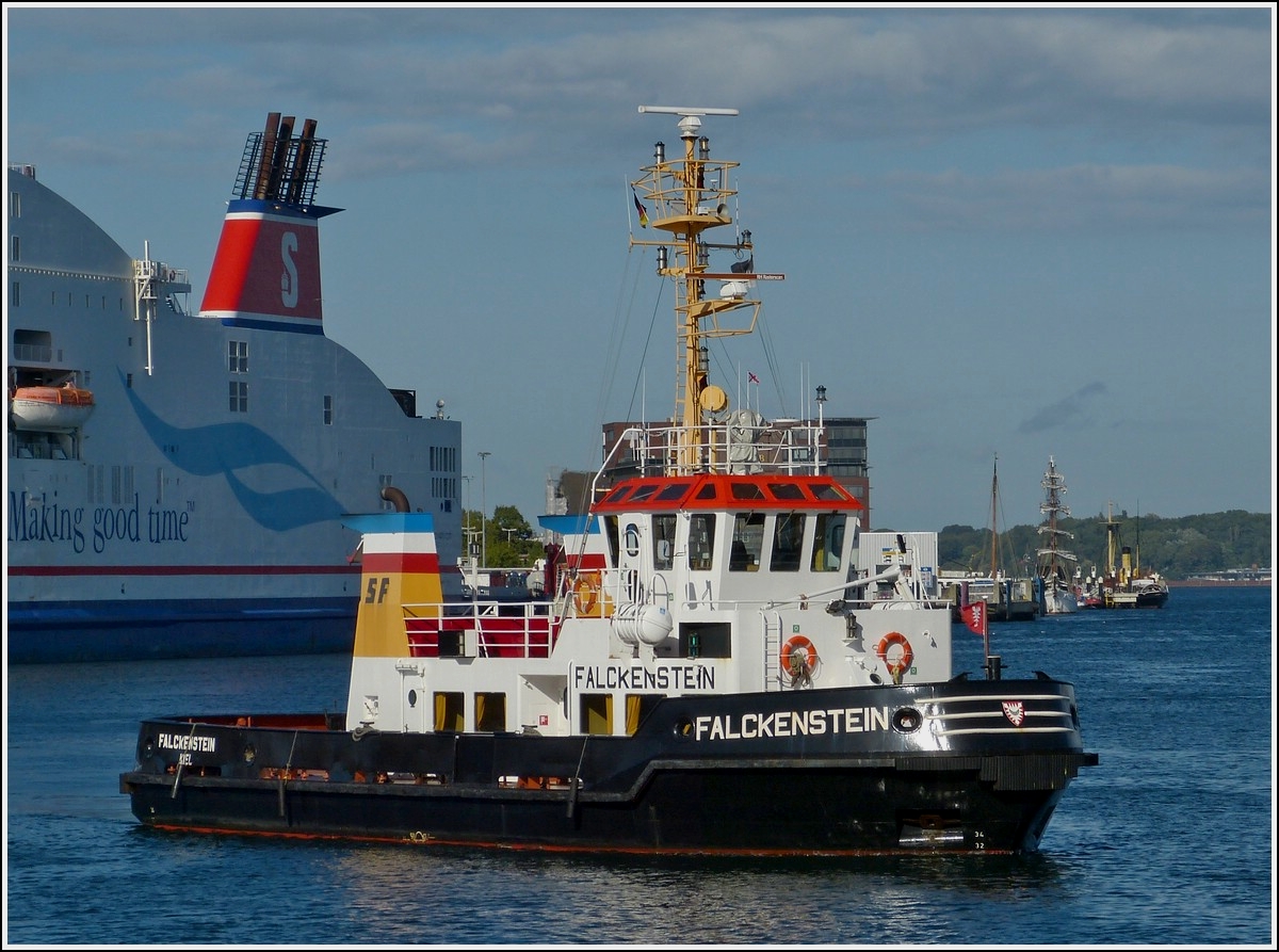 Hafen und Seeschlepper Falkenstein fhrt sehr gemtlich durch den Kieler Hafen mit einer Holzpalette seitlich am Hacken ( nicht zu sehen), warscheinlich um den Schwimm Mhl im Hafenbecken einzusammeln.
Schiffsdaten: Bj 1990, Bauwerft Johann Oelkers KG in Hamburg, L 26,6 m, B 9,2 m,  Motorleistung 2 x 720 KW/ 2 x 990 PS, Geschw. 11,5 kn.