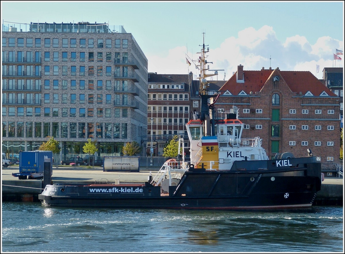 Hafen und Seeschlepper Kiel, Gebaut von der Lindenau Schiffswerft & Maschinenfabrik in Kiel 2008, L 32 m, B 11 m, Motorleistung 2 x 2100KW/2 x 2856 Ps, Geschw. 13 kn. Hafen in Kiel 16.09.2013.  