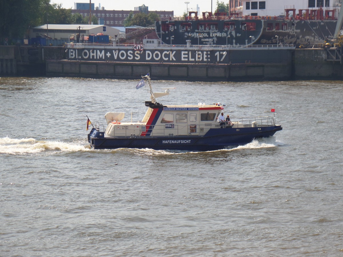 HAFENAUFSICHT (H 3506) (ENI 04811930) am 4.7.2015, Hamburg, Elbe vor den Landungsbrücken  /
Hafenaufsichtsschiff der HPA / Lüa 16,8 m, B 4,6 m / 1 MAN-Diesel, 13 kn / Heckkran für das Auslegen und Bergen von leichten Tonnen oder zum Treibguteinsammeln / abgeliefert am 1.4.2015 von der Werft Hermann Barthel in Sachsen-Anhalt /
