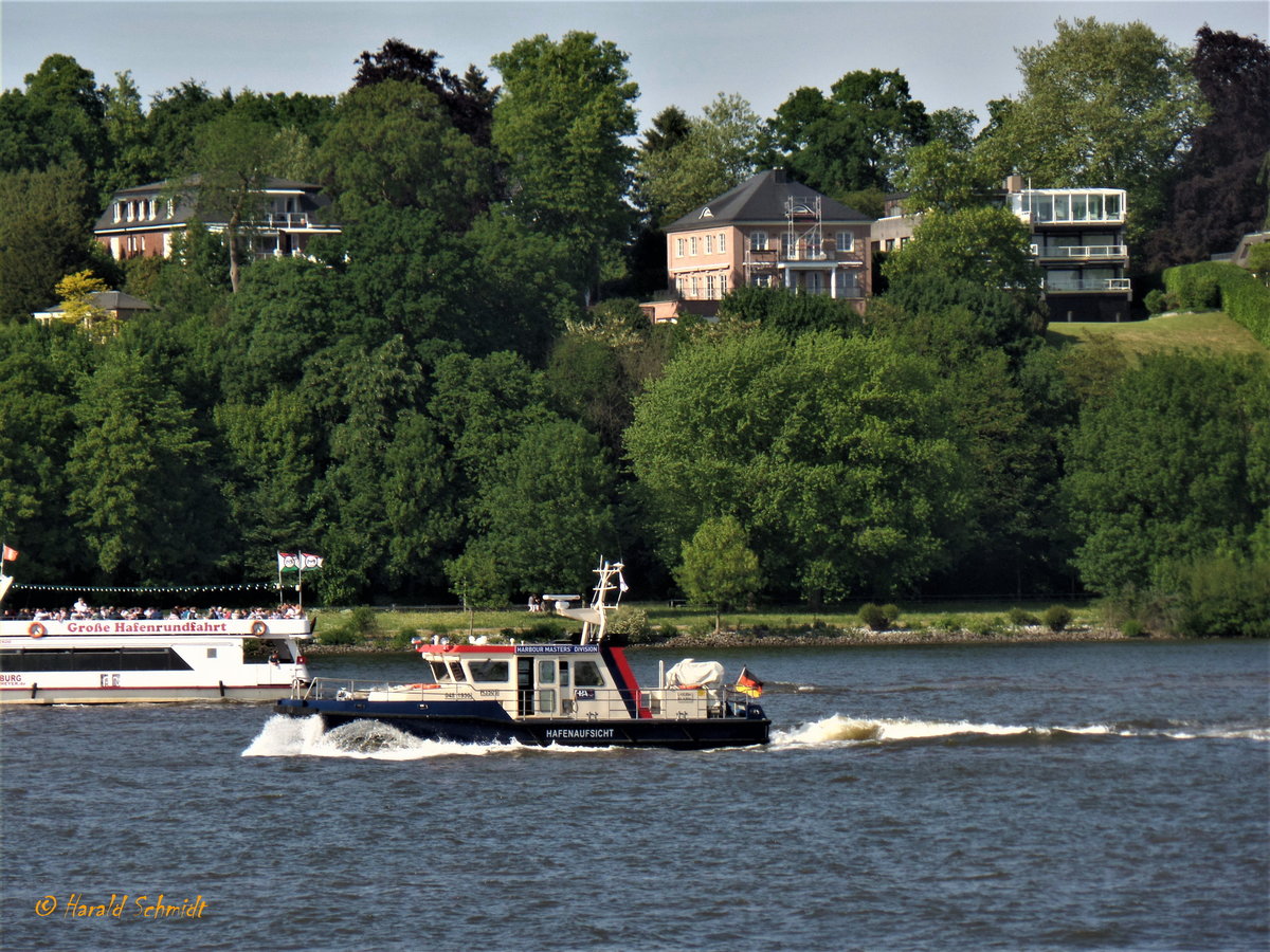 HAFENAUFSICHT (H 3506) (ENI 04811930) am 15.5.2018, Hamburg, Elbe Höhe Övelgönne /
 Hafenaufsichtsschiff der HPA / Lüa 16,8 m, B 4,6 m / 1 MAN-Diesel, 13 kn / Heckkran für das Auslegen und Bergen von leichten Tonnen oder zum Treibguteinsammeln / abgeliefert am 1.4.2015 von der Werft Hermann Barthel in Sachsen-Anhalt /
