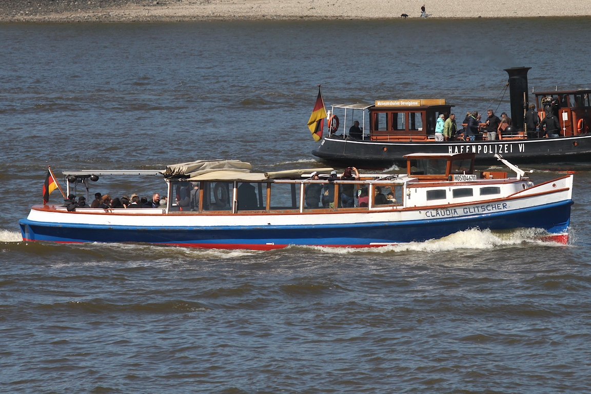 Hafenbarkasse CLAUDIA GLITSCHER (ENI 05104670) ); Eigner/Betreiber: Glitscher; Datum: 08.05.2026; Aufnahmeort: Elbe/Hafen Hamburg, Deutschland. Das Bild entstand anl�sslich der Einlaufparade zum 837. Hafengeburtstag.