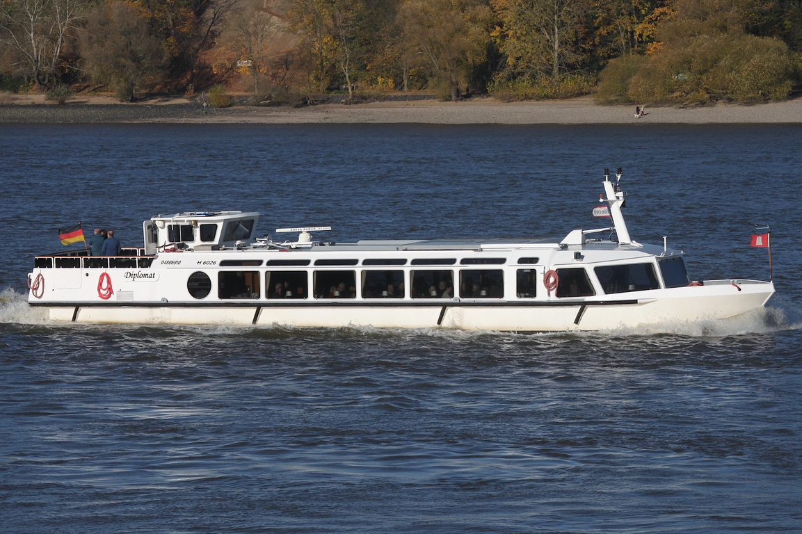 Hafenbarkasse  DIPLOMAT (ENI 04806910); Eigner/Betreiber: Bülow; Datum: 06.11.2025; Aufnahmeort: Elbe/Hafen Hamburg, Deutschland. 