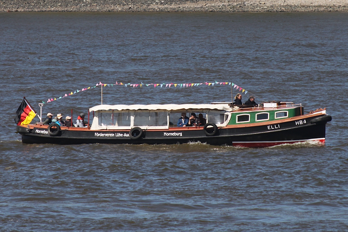 Hafenbarkasse ELLI (HB 4); Eigner/Betreiber: privat/Museum; Datum: 08.05.2026; Aufnahmeort: Elbe/Hafen Hamburg, Deutschland. Das Bild entstand anl�sslich der Einlaufparade zum 837. Hafengeburtstag.