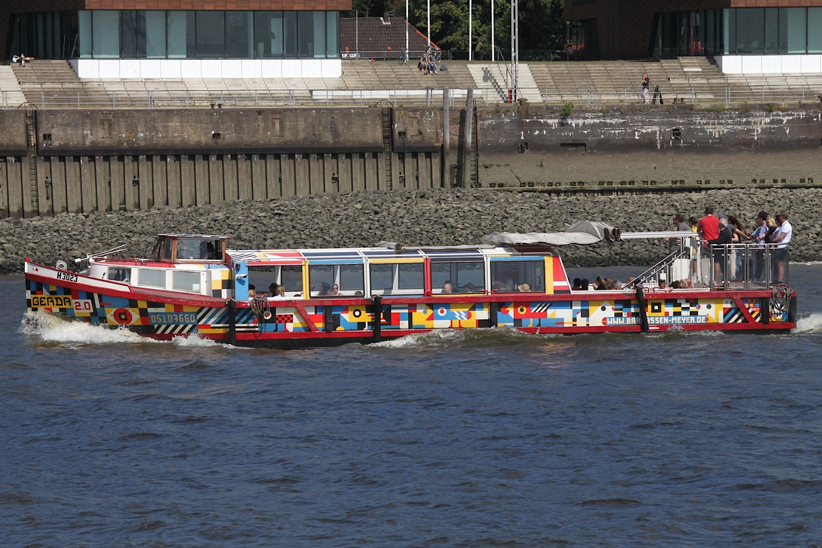 Hafenbarkasse  GERDA 2.0 (ENI 05107660); Eigner/Betreiber: Barkassenmeyer; Datum: 10.08.2025; Aufnahmeort: Elbe/Hafen Hamburg, Deutschland. Das Bild zeigt die GERDA 2.0 unterhalb des Anlegers Dockland.