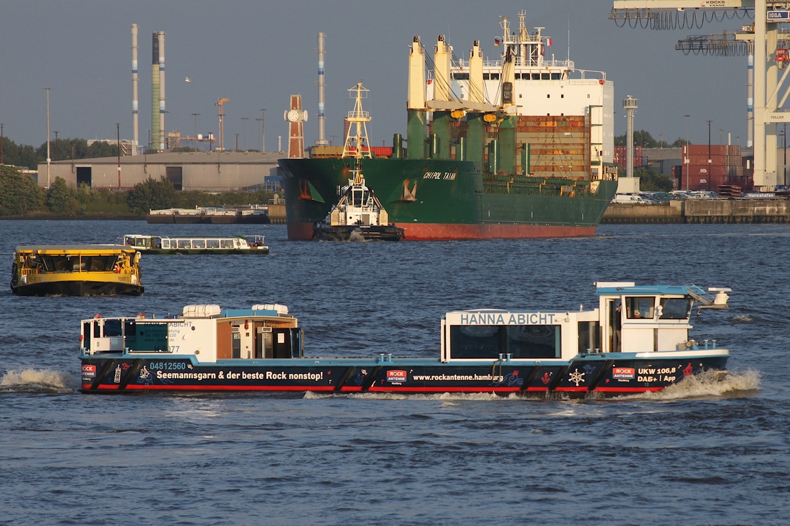Hafenbarkasse HANNA ABICHT (ENI 04812560); Eigner/Betreiber: Reederei Abicht; Datum: 08.08.2025; Aufnahmeort: Elbe/Hafen Hamburg, Deutschland. Das Bild zeigt die HANNA ABICHT schrägab der   Überseebrücke. Hafenbarkasse HANNA ABICHT (ENI 04812560); Eigner/Betreiber: Reederei Abicht; Datum: 08.08.2025; Aufnahmeort: Elbe/Hafen Hamburg, Deutschland. Das Bild zeigt die HANNA ABICHT schrägab der   Überseebrücke.