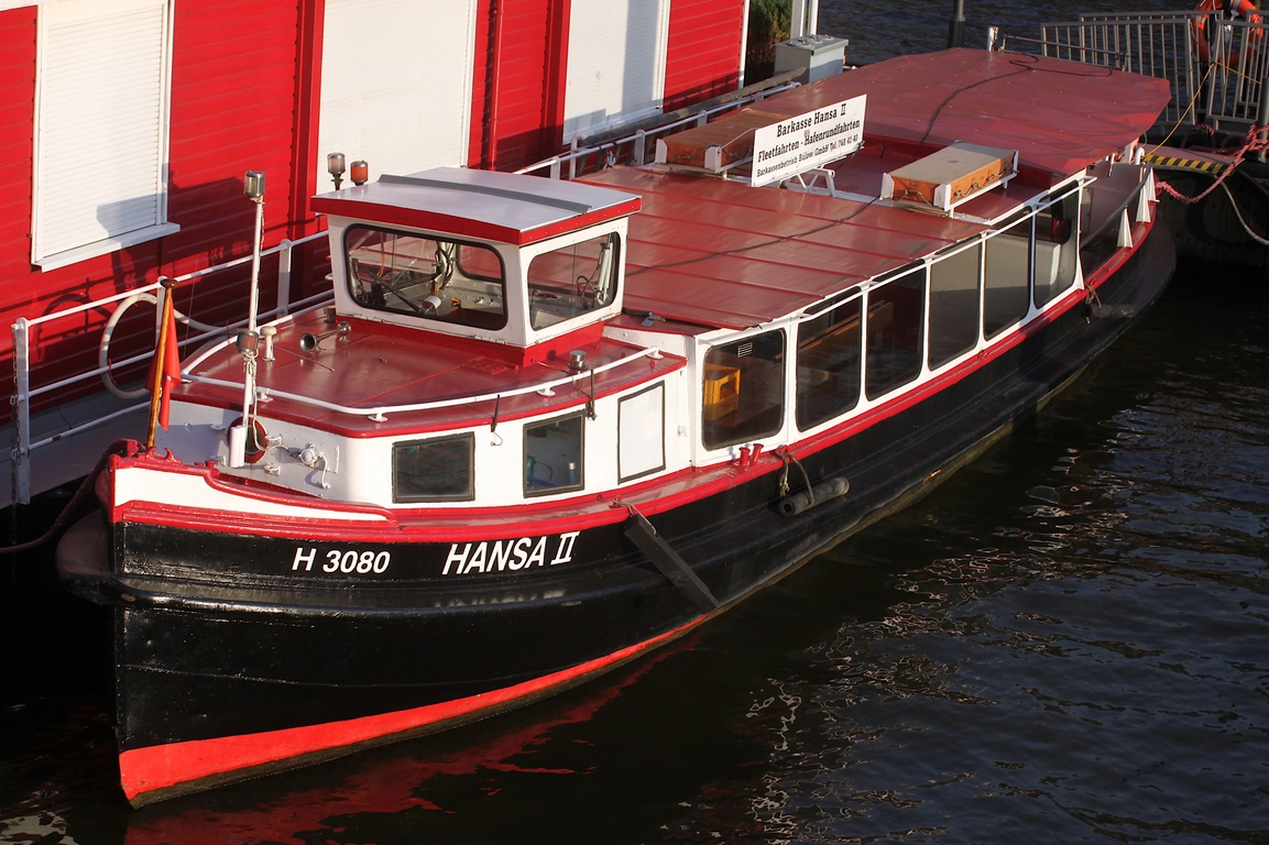 Hafenbarkasse  HANSA II (H3080); Eigner/Betreiber: Bülow; Datum: 13.08.2025; Aufnahmeort: Elbe/Hafen Hamburg, Deutschland. Das Bild zeigt die HANSA II im  Binnenhafen/Zollkanal.