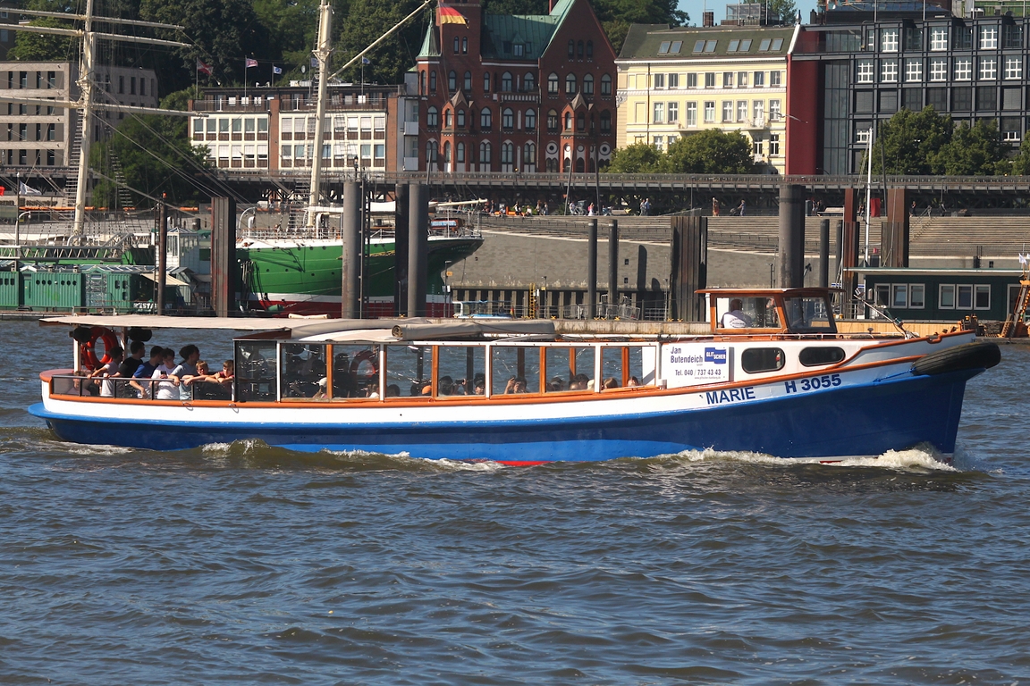 Hafenbarkasse MARIE (H 3055); Eigner/Betreiber: Glitscher; Datum: 23.06.2026; Aufnahmeort: Elbe/Hafen Hamburg, Deutschland.
