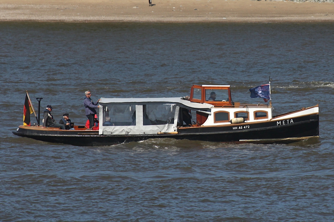 Hafenbarkasse META (HH AG 472); Datum: 08.05.2026; Aufnahmeort: Elbe/Hafen Hamburg, Deutschland. Das Bild entstand anl�sslich der Einlaufparade zum 837. Hafengeburtstag.