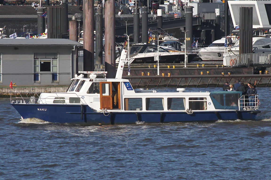 Hafenbarkasse NAKU (ENI 05105050); Datum: 07.05.2026; Aufnahmeort: Elbe/Hafen Hamburg, Deutschland.
