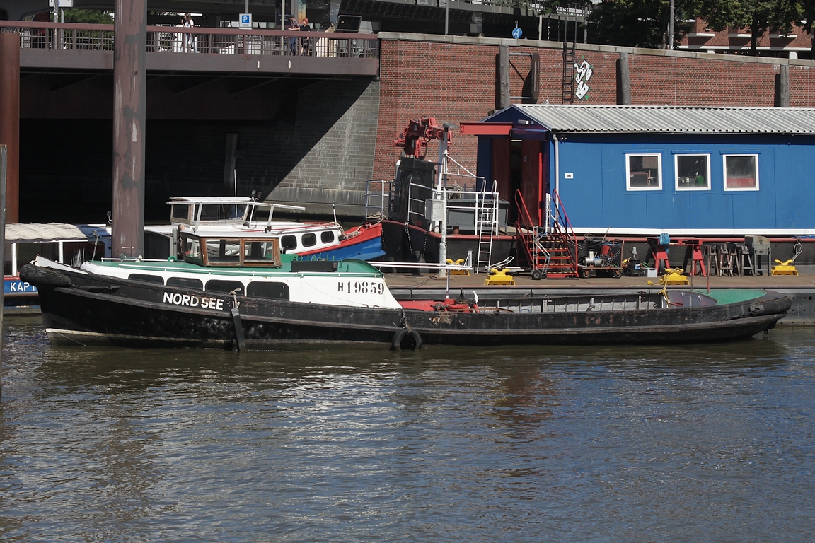 Hafenbarkasse  NORDSEE V (H19859); Datum: 18.08.2025; Aufnahmeort: Elbe/Hafen Hamburg, Deutschland. Das Bild zeigt die NORDSEE V im Binnenhafen/Zollkanal.