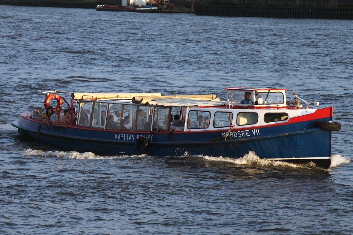 Hafenbarkasse  NORDSEE VII (ENI 05105140); Eigner/Betreiber: Kapitän Prüsse; Datum: 08.08.2025; Aufnahmeort: Elbe/Hafen Hamburg, Deutschland.