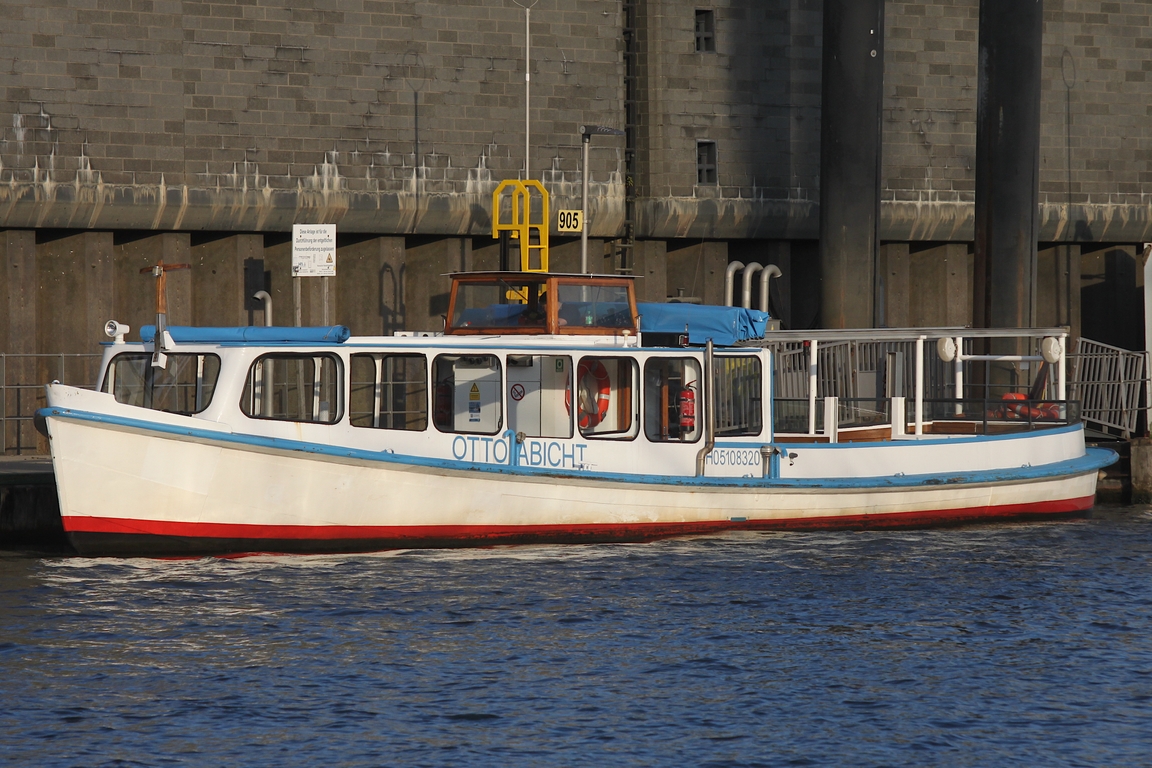Hafenbarkasse  OTTO ABICHT (ENI 05108320); Eigner/Betreiber: Reederei Abicht; Datum: 02.10.2025; Aufnahmeort: Elbe/Hafen Hamburg, Deutschland. Das Bild zeigt die OTTO ABICHT hinter den St.Pauli Landungsbrücken. Hafenbarkasse  OTTO ABICHT (ENI 05108320); Eigner/Betreiber: Reederei Abicht; Datum: 02.10.2025; Aufnahmeort: Elbe/Hafen Hamburg, Deutschland. Das Bild zeigt die OTTO ABICHT hinter den St.Pauli Landungsbrücken.