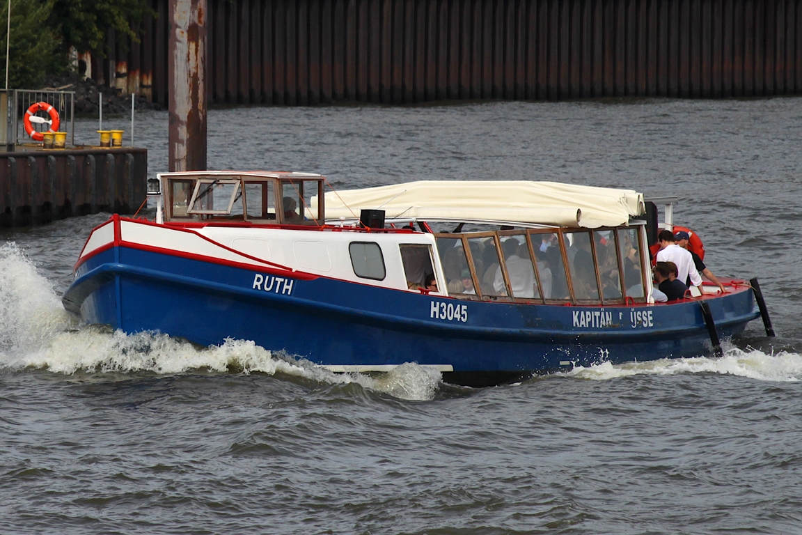 Hafenbarkasse  RUTH (ENI 05107350); Eigner/Betreiber: Kapitän Prüsse; Datum: 09.08.2025; Aufnahmeort: Elbe/Hafen Hamburg, Deutschland.