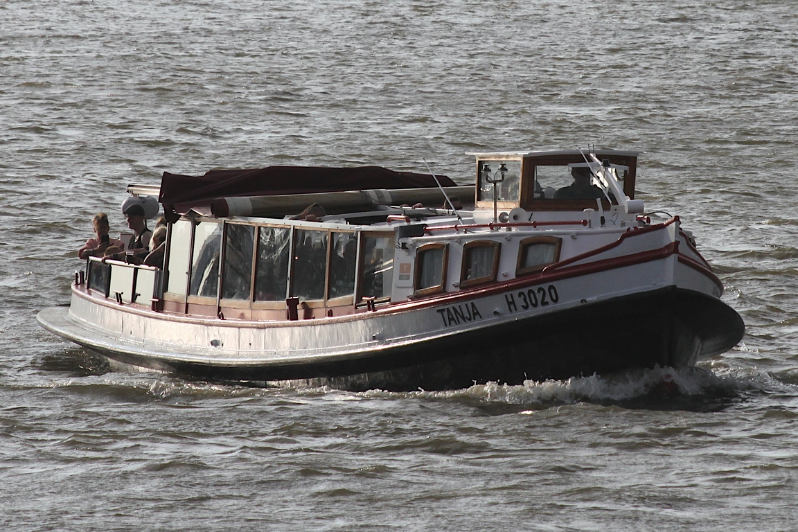 Hafenbarkasse  TANJA (ENI 05103730); Datum: 08.08.2025; Aufnahmeort: Elbe/Hafen Hamburg, Deutschland. 