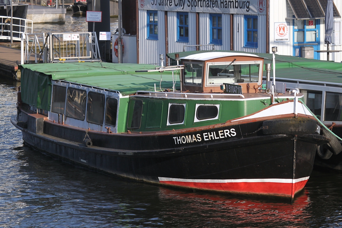 Hafenbarkasse  THOMAS EHLERS (ENI 05104710); Eigner/Betreiber: Ehlers; Datum: 13.08.2025; Aufnahmeort: Elbe/Hafen Hamburg, Deutschland. Das Bild zeigt die THOMAS EHLERS am  Firmenanleger neben der Überseebrücke.