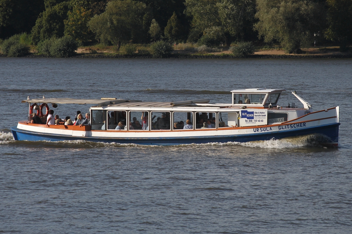 Hafenbarkasse URSULA GLITSCHER (ENI 05104930); Eigner/Betreiber: Glitscher; Datum: 19.09.2025; Aufnahmeort: Elbe/Hafen Hamburg, Deutschland.