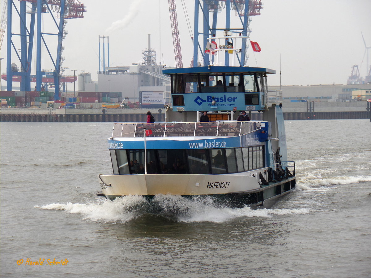 HAFENCITY (1) (ENI 051 16730) am 13.11.2016, Hamburg, Elbe Anleger Dockland anlaufend  /

Einmann-Fährschiff Typ 2000 / HADAG / Lüa 29,97 m, B 8,06 m, Tg 1,5 m / 2 Diesel, Volvo-Penta D12-450, 2 Ruder-Propeller, 12 kn / 250 Pass. / gebaut 1999 bei Grube, Oortkaten, Hamburg / 02.2012 Anbau Wulstbug /

