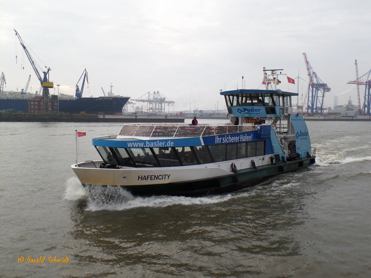 HAFENCITY (1) (ENI 051 16730) am 13.11.2016, Hamburg, Elbe Anleger Dockland anlaufend  /

Einmann-Fährschiff Typ 2000 / HADAG / Lüa 29,97 m, B 8,06 m, Tg 1,5 m / 2 Diesel, Volvo-Penta D12-450, 2 Ruder-Propeller, 12 kn / 250 Pass. / gebaut 1999 bei Grube, Oortkaten, Hamburg / 02.2012 Anbau Wulstbug /

