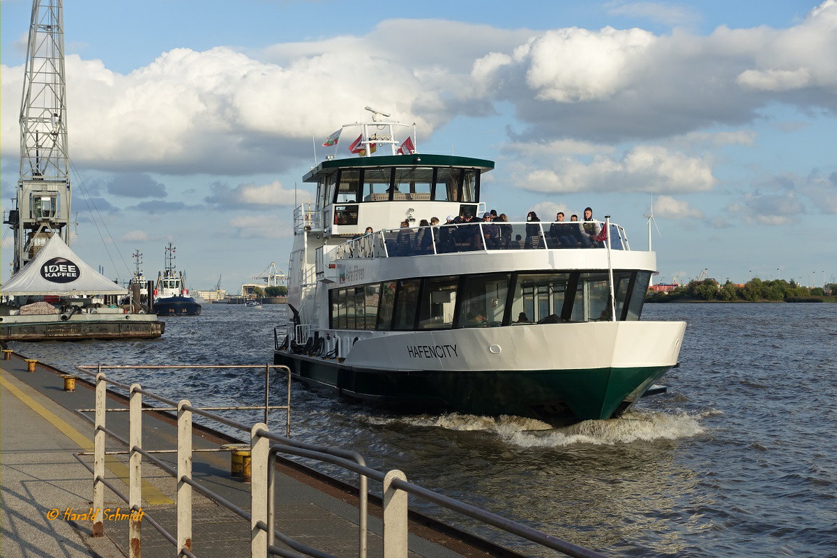 HAFENCITY (1) (ENI 051 16730) am 7.9.2020, mit neuer Werbung (Eigenwerbung für Hafenfähren), Hamburg, Elbe vor dem Anleger Neumühlen/Övelgönne  /

Einmann-Fährschiff Typ 2000 / HADAG / Lüa 29,97 m, B 8,06 m, Tg 1,5 m / 2 Diesel, Volvo-Penta D12-450, 2 Ruder-Propeller, 12 kn / 250 Pass. / gebaut 1999 bei Grube, Oortkaten, Hamburg / 02.2012 Anbau Wulstbug /
