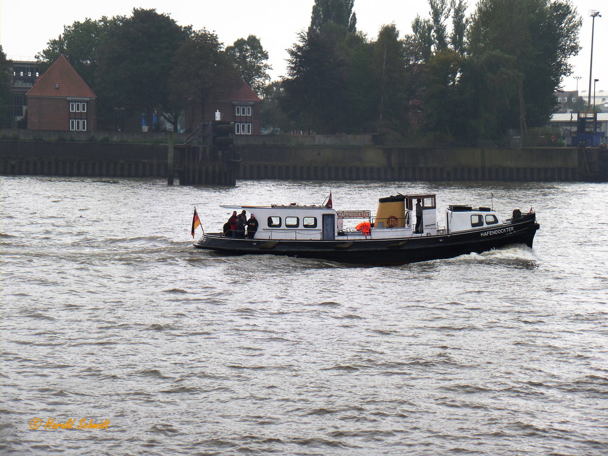 HAFENDOCKTER am 16.10.2016 Hamburg, Elbe Höhe Landungsbrücken /
Ex-Name: HAFENARZT I /
Ehemalige Hafenarztbarkasse / Lüa 18,08 m, B 3,99 m, Tg 1,95 m  / 1 Dampfmaschine, Umbau  1959 auf 1 Diesel, MWM RHS 25, 6 Zyl. Diesel, 180 PS  / gebaut 1929 bei Deutsche Werft, Hamburg für Strom- und Hafenbau (heute HPA), Außerdienststellung 1982  /  Eigner seit 2014: Betreiberverein Hafenarztbarkasse Hafendockter e.V,  ständiger Liegeplatz: Museumshafen Övelgönne  /
