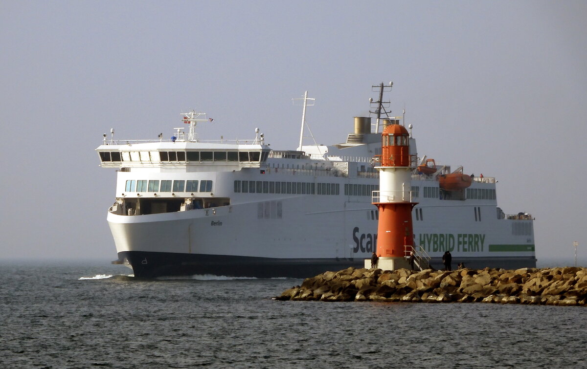 Hafeneinfahrt Rostock am 25.03.22 mit der eingehenden MS BERLIN