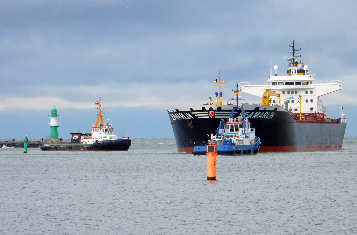Hafeneinfahrt Rostock mit Tanker und Schleppern am 11.11.17