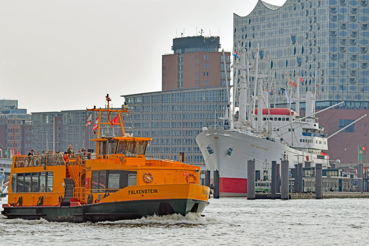 Hafenfähre FALKENSTEIN am 3.9.2018 im Hafen von Hamburg. Im Hintergrund ist die CAP SAN DIEGO zu erkennen.