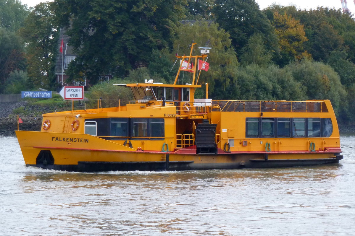 Hafenfähre 'Falkenstein' der HADAG elbaufwärts nahe des Köhlfleethafens in Hamburg-Waltershof am 10.10.2016.