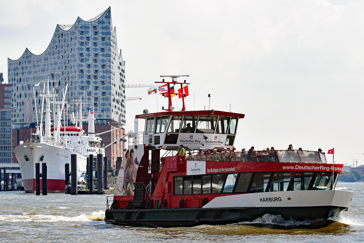 Hafenfähre HARBURG (ENI 04807990) am 26.05.2020 im Hafen von Hamburg.Im Hintergrund ist die CAP SAN DIEGO zu sehen.